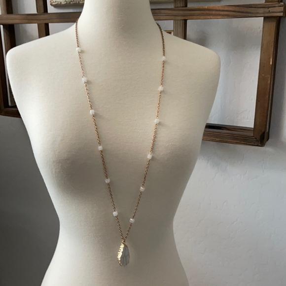 Beautiful white stone with gold tone necklace - Picture 2 of 7